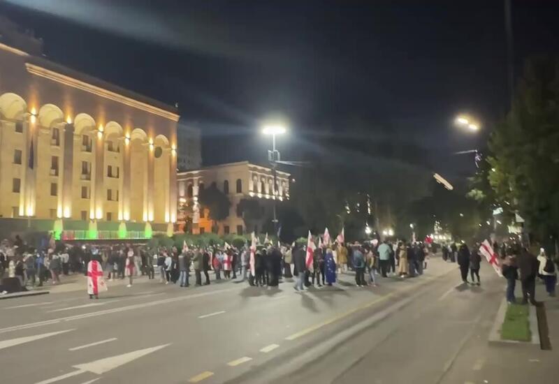 В Грузии митингующие перекрыли улицу в центре Тбилиси
