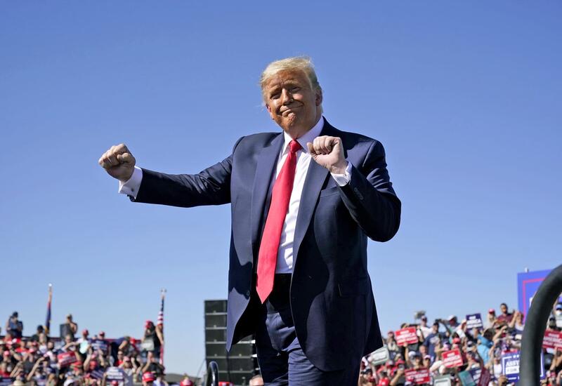 Трамп станцевал на борту авианосца