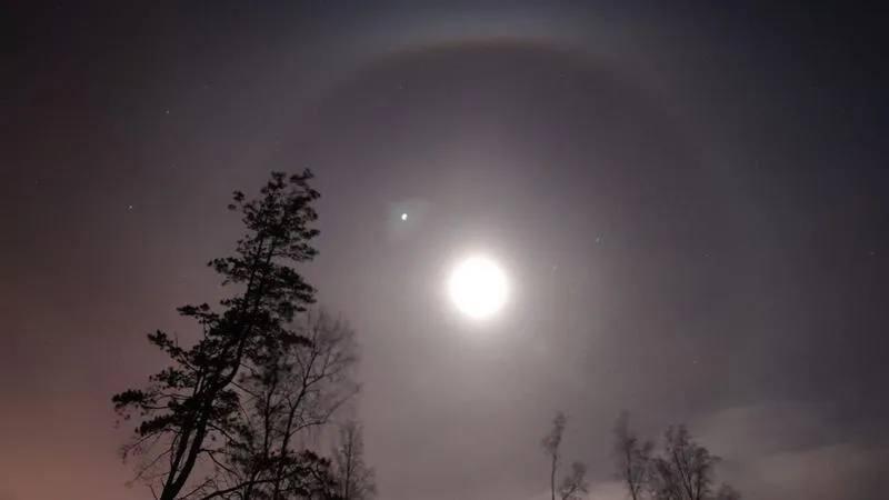 Лунное гало в ряде городов России