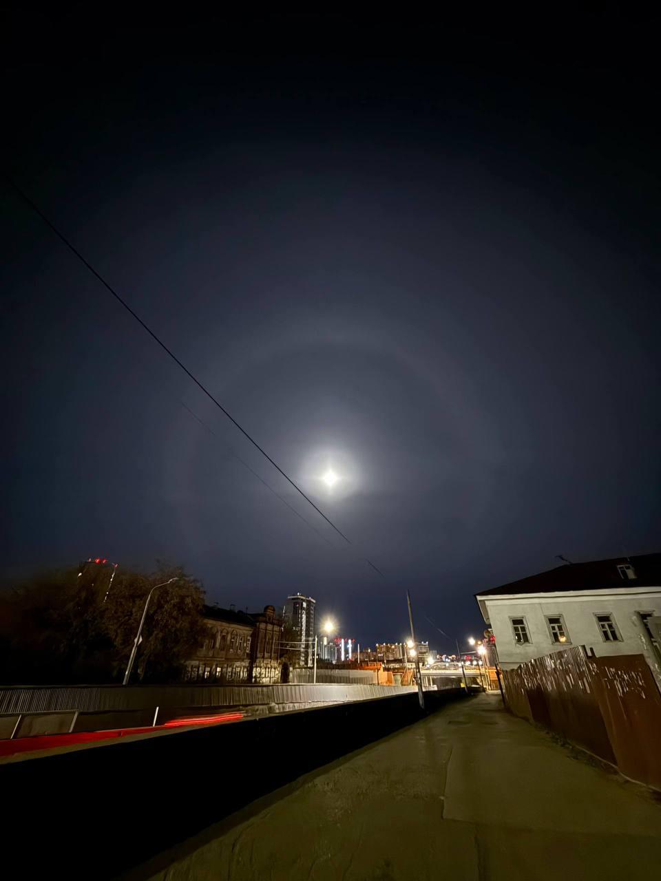 Лунное гало в ряде городов России