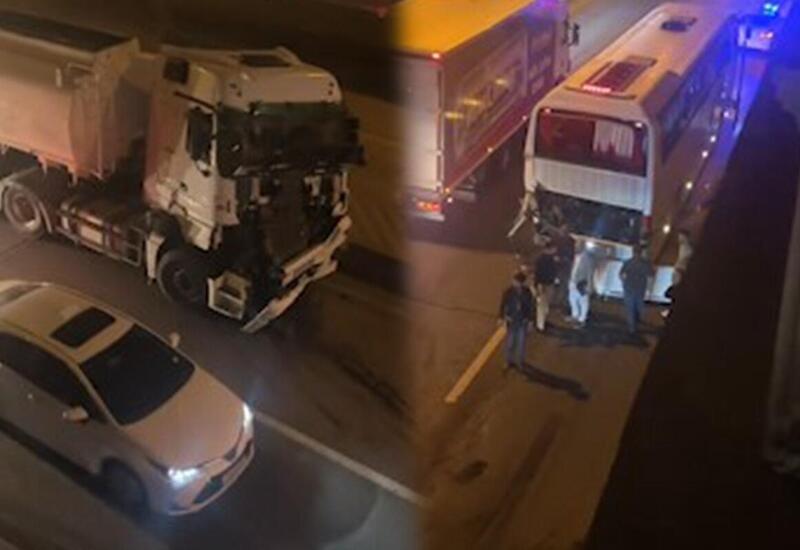 Грузовик врезался в автобус в Баку