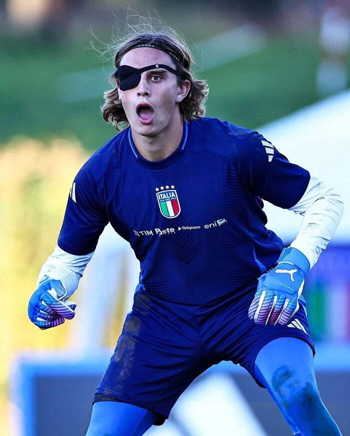 Итальянские футболисты тренируются с пиратскими повязками