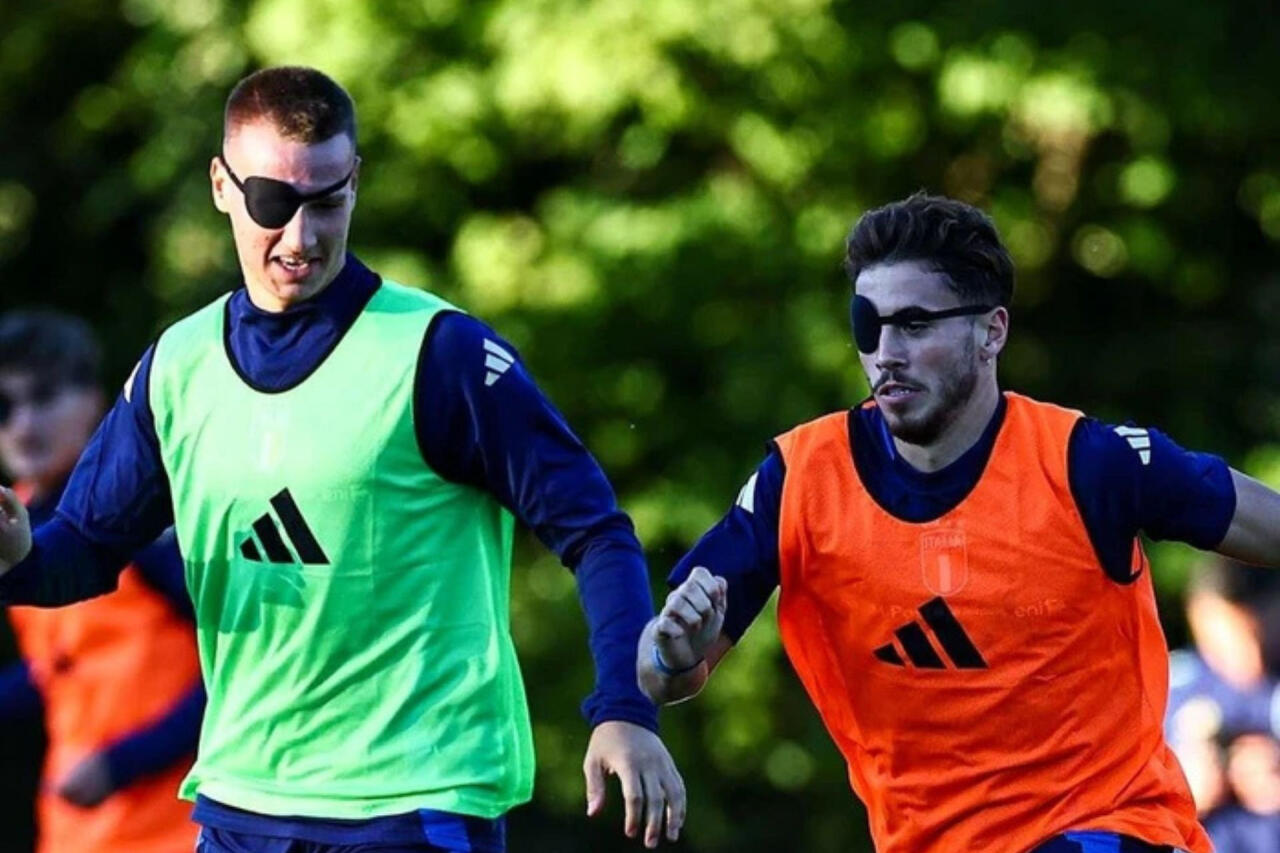 Итальянские футболисты тренируются с пиратскими повязками