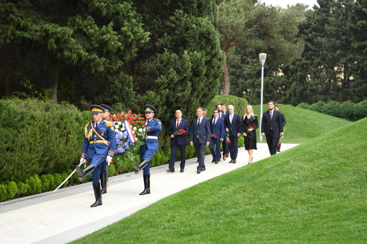 Xorvatiya Parlamentinin sədri Fəxri xiyabanı və Şəhidlər xiyabanını ziyarət edib