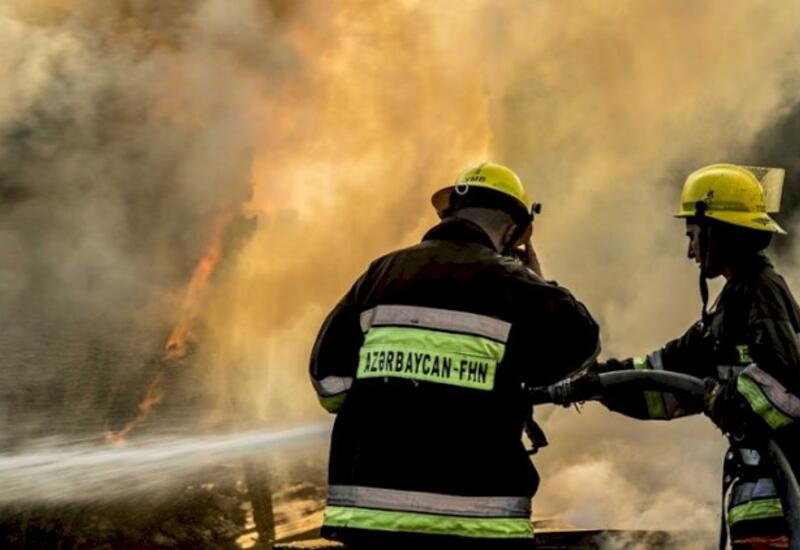 Gəncədə yaşayış binası yanır