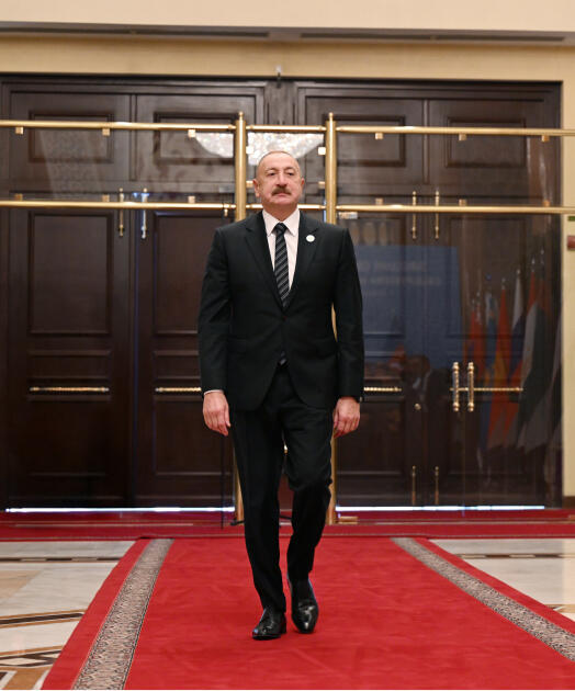 Президент Ильхам Алиев прибыл во Дворец Нации в Душанбе для участия в заседании Совета глав государств СНГ