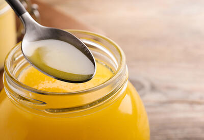 Полезно и при высоких температурах: что такое масло гхи и кому его нельзя есть