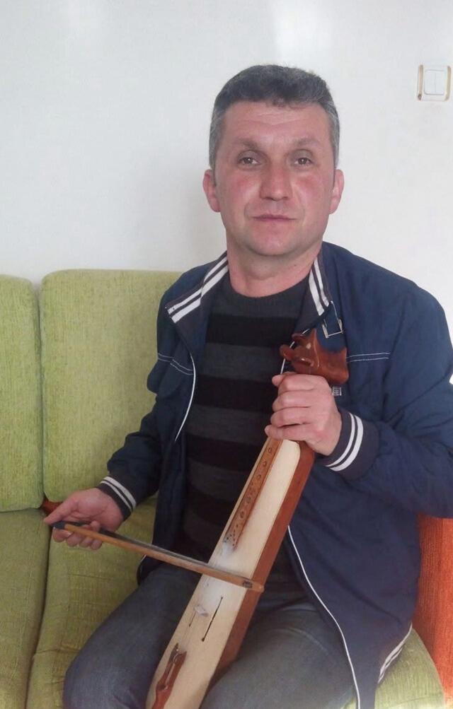 Müğənni toyda səhnədə