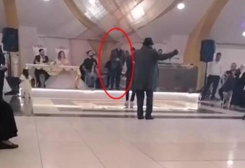 Müğənni toyda səhnədə