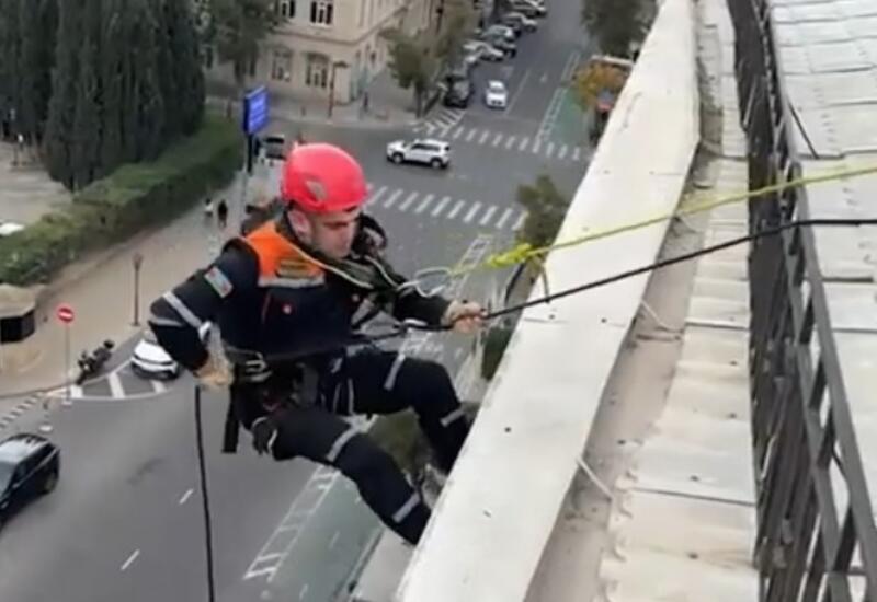 В Баку спасатели помогли двум людям, оказавшимся в опасной ситуации