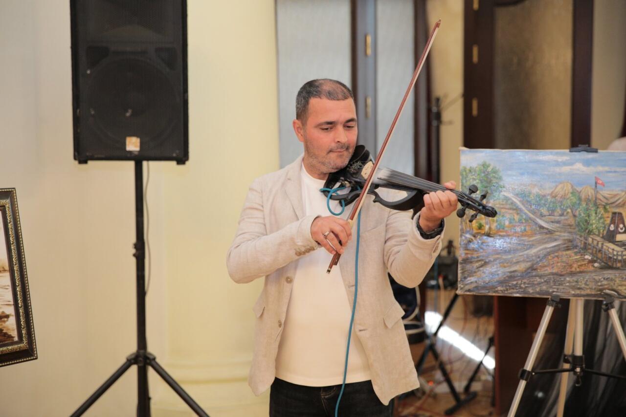 Палитра времени в Мардакане: одна художница - тысяча чувств