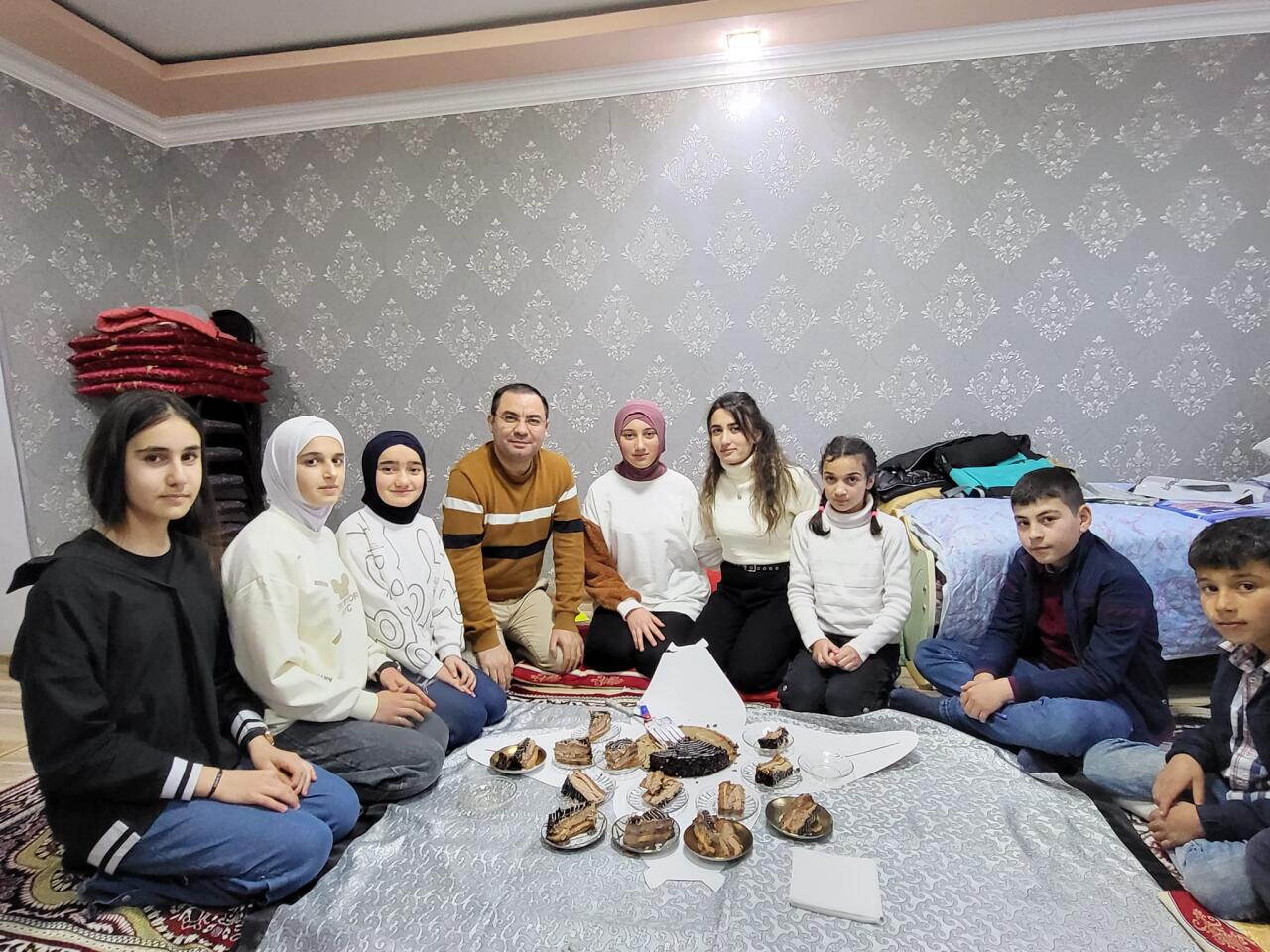 Üç uşaq anası 31 yaşında attestat aldı