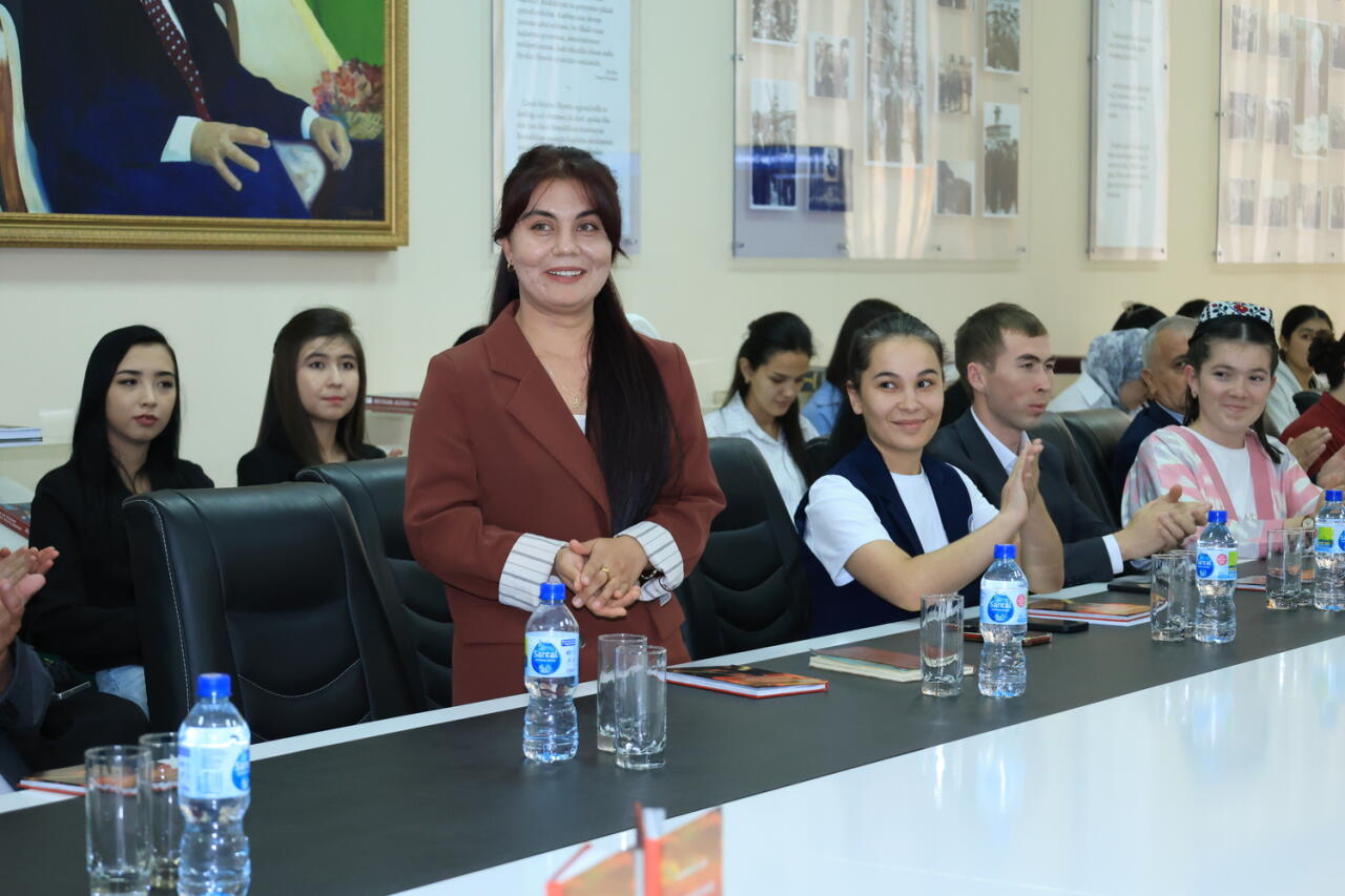 Daşkənddə Mahirə Nağıqızının özbək dilində çap olunan şeirlər toplusunun təqdimatı olub