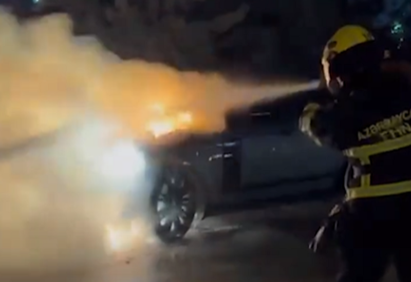 Bakıda “Range Rover” yandı