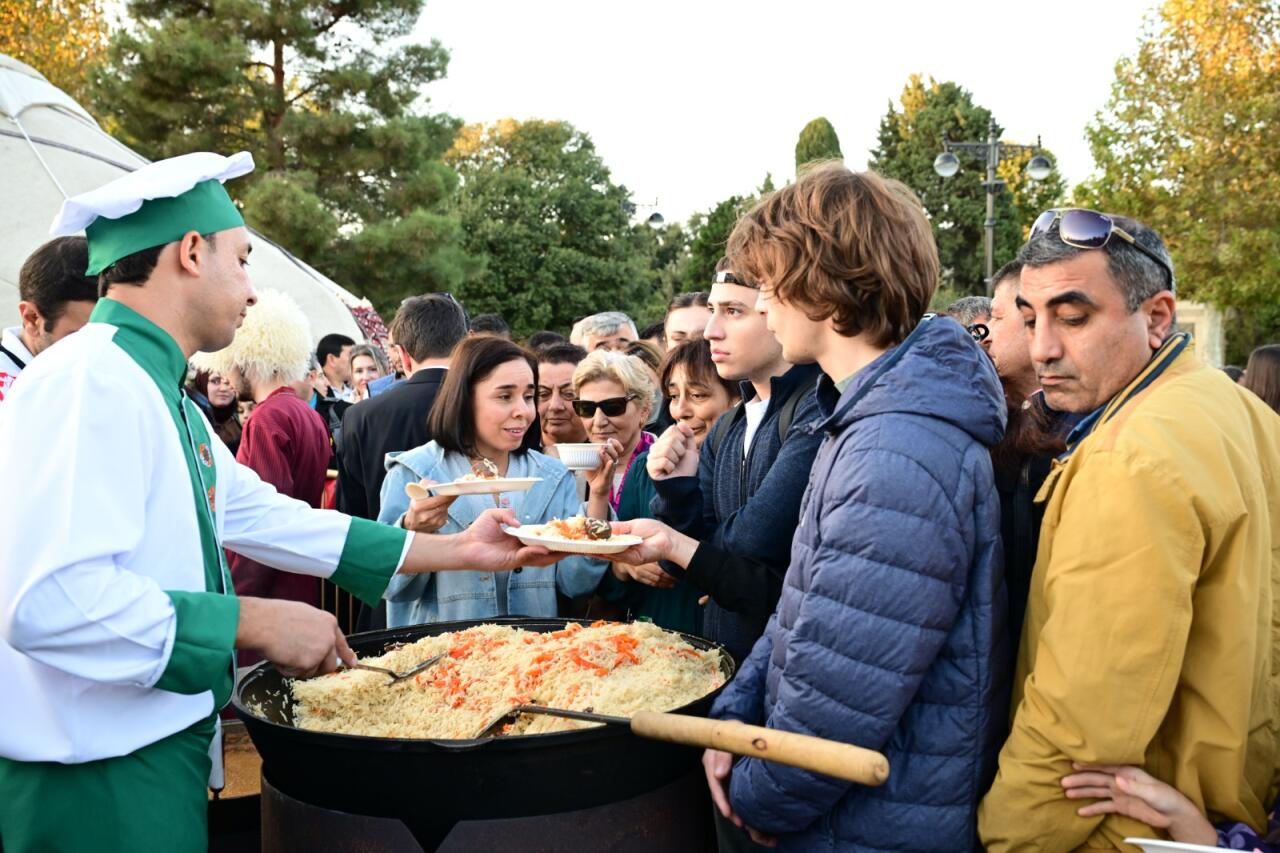 В Баку представили кулинарное и музыкальное наследие Туркменистана: