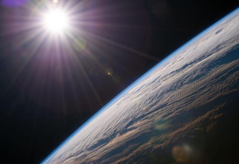 Yer qaranlığa qərq olur