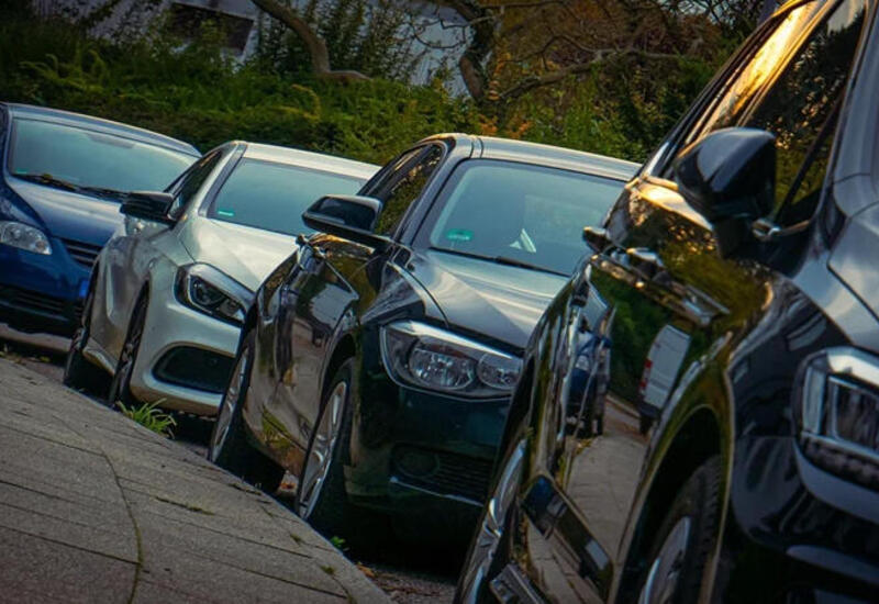 Bakıda "göydən taxta yağdı”, maşınlar zədələndi