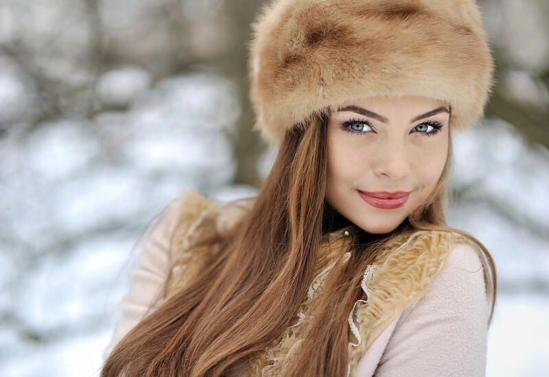 Стилист оценил ажиотаж на меховые шапки из 90-х