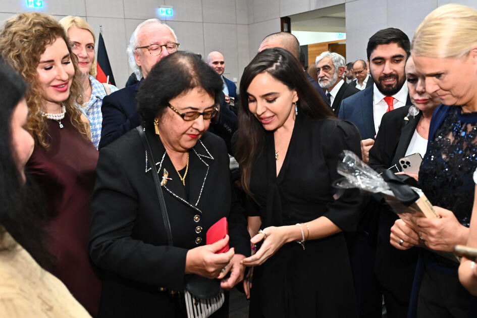Leyla Əliyeva və Arzu Əliyeva Berlində MAMA “Ana təbiət” sərgisinin açılışında iştirak ediblər