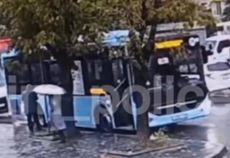 Пожилая женщина упала под автобус