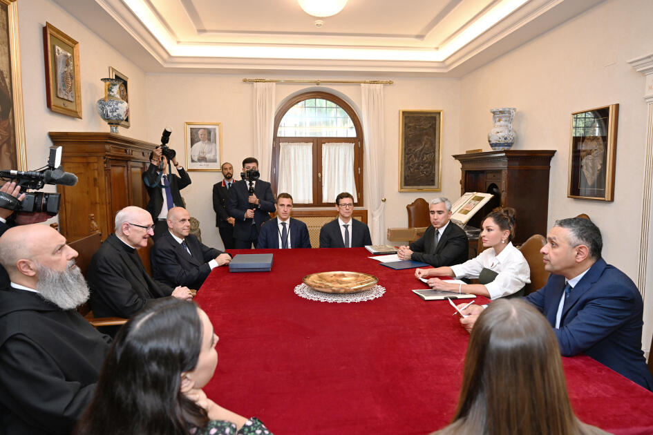 Birinci vitse-prezident Mehriban Əliyeva Vatikanda Müqəddəs Pavel Bazilikasının baş keşişi ilə görüşüb