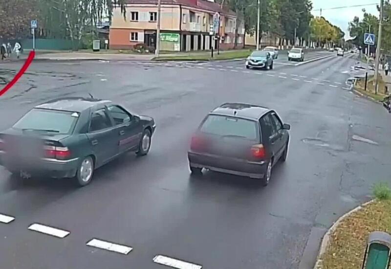 Yolda dava etdiyi adamın maşınla üstündən keçdi