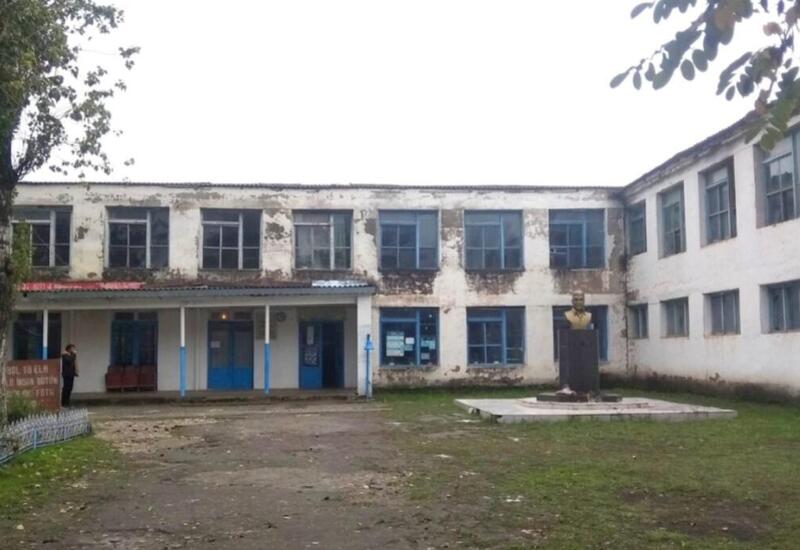 Müəllimlərin gözü qarşısında bıçaqlanma