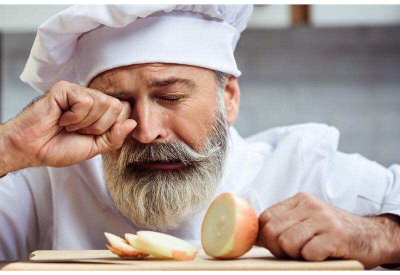 Ученые выяснили, как резать лук и не плакать