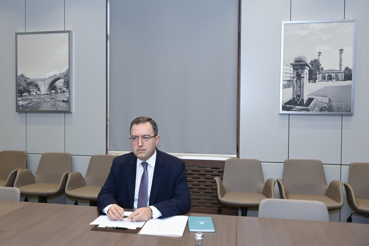 Джейхун Байрамов на переговорах с гендиректором Центра труда ОИС
