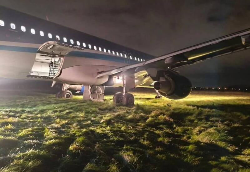 Первые кадры аварийной посадки самолета AZAL