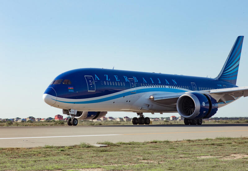 Самолет AZAL, следовавший из Санкт-Петербурга в Баку, вернулся в аэропорт вылета