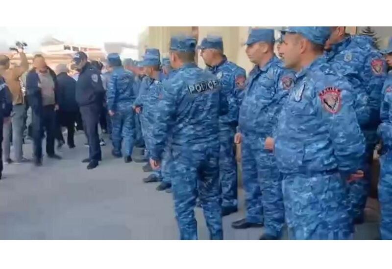 Мера Гюмри изолировали в его же кабинете