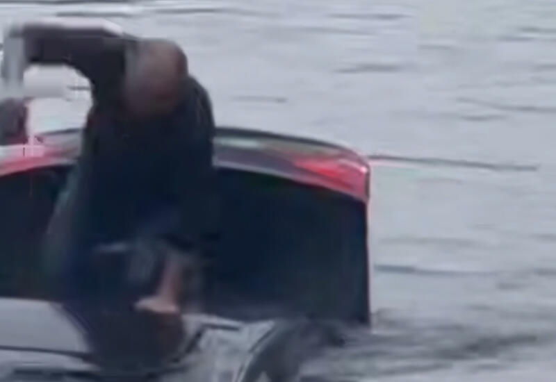 Смелый мужчина в Китае спас водителя от смерти