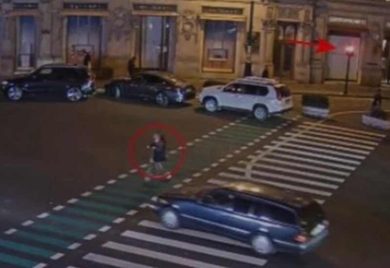 Легковушка сбила скутер в центре Баку