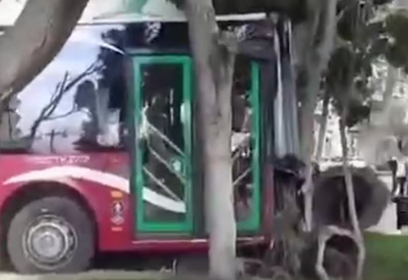 Автобус въехал на территорию бульвара в Баку