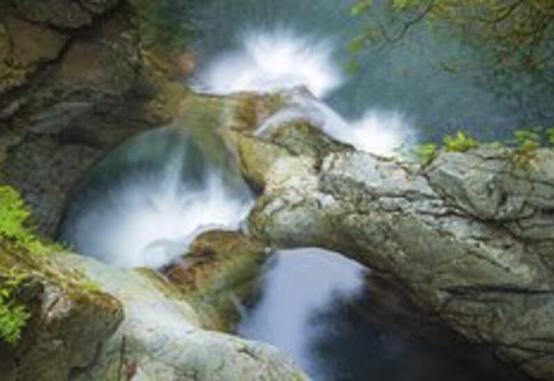 Женщина упала в 30-метровый каньон с подвесного моста во время экскурсии