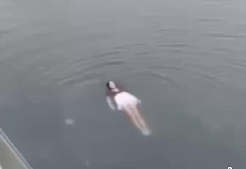 Туристка искупалась в море на бакинском бульваре