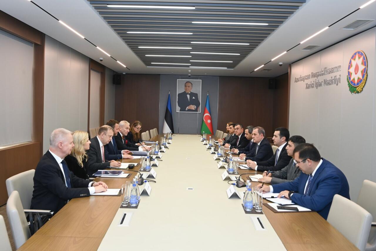 Ceyhun Bayramov estoniyalı həmkarı ilə regional və qlobal məsələləri müzakirə edib