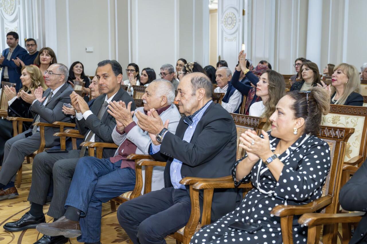В Баку представили коллекцию к 200-летию Мирзы Гадима Иревани