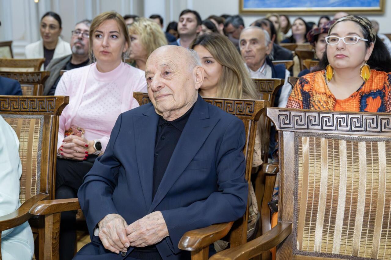 В Баку представили коллекцию к 200-летию Мирзы Гадима Иревани