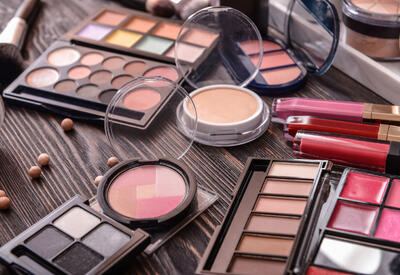 Дерматолог раскрыла, чем чревато использование просроченной косметики