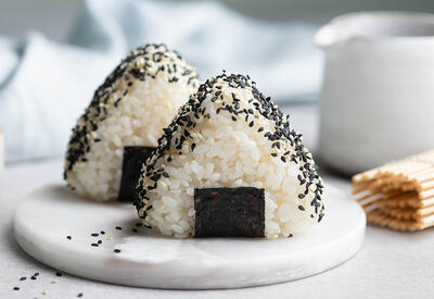 Почему легко отравиться онигири и чем это чревато