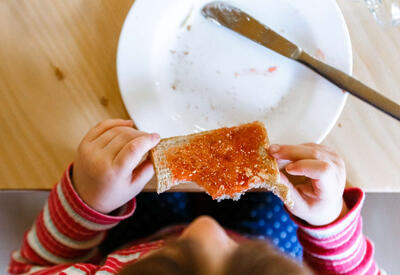 Диетолог посоветовала не убирать сладости из рациона ребенка