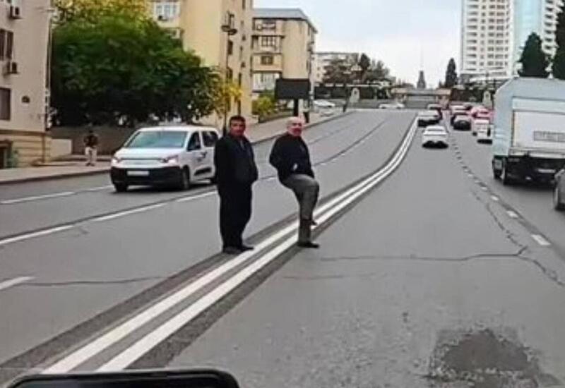 В Баку мужчина попытался пнуть мотоциклиста прямо на дороге