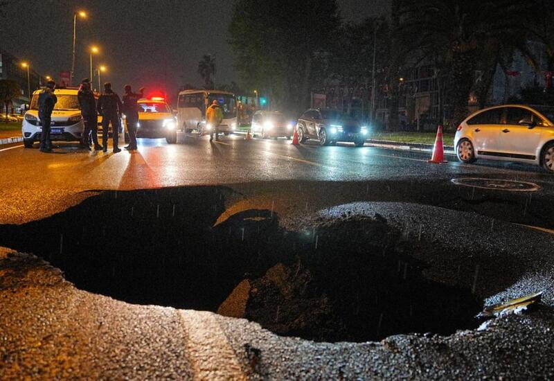 İstanbulda leysandan sonra 3 metrlik çuxur