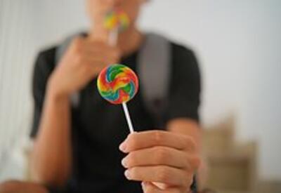 Названа самая вредная для зубов сладость