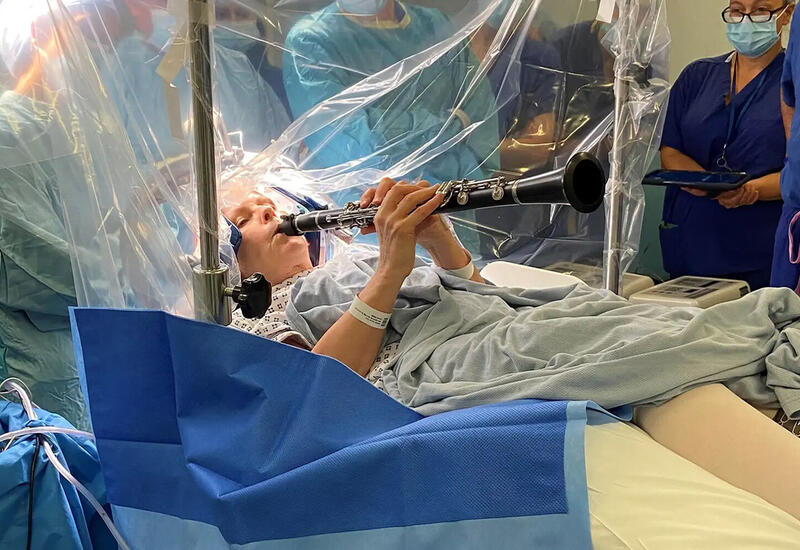 Британка сыграла на кларнете во время операции на мозге