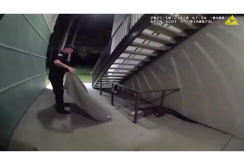 Схватка полицейского с крокодилом попала на видео