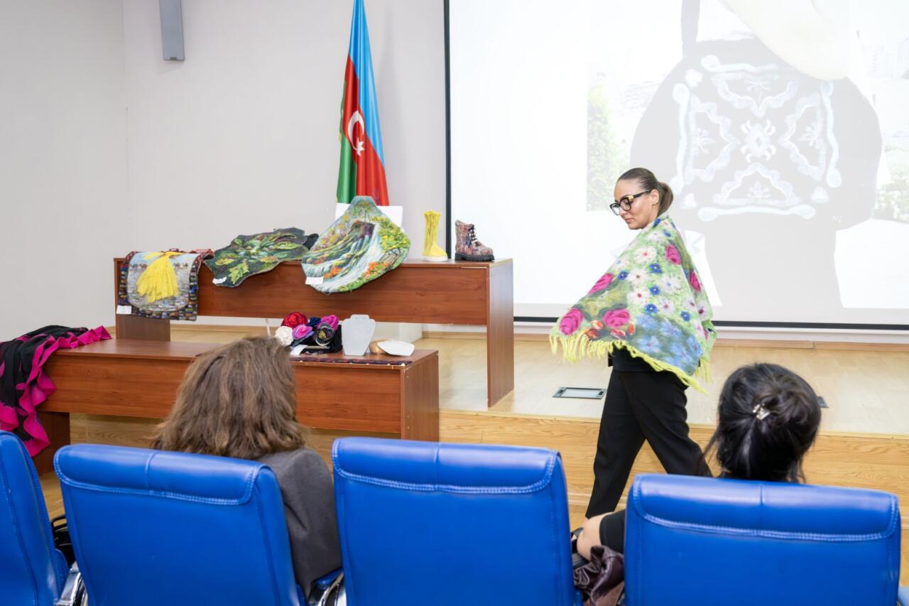 В Баку представлено волшебство рук - дефиле в войлочной одежде