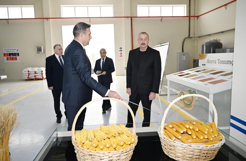 Prezidenti İlham Əliyev Sabirabad Sənaye Məhəlləsində toxum istehsalı müəssisəsinin fəaliyyəti ilə tanış olub